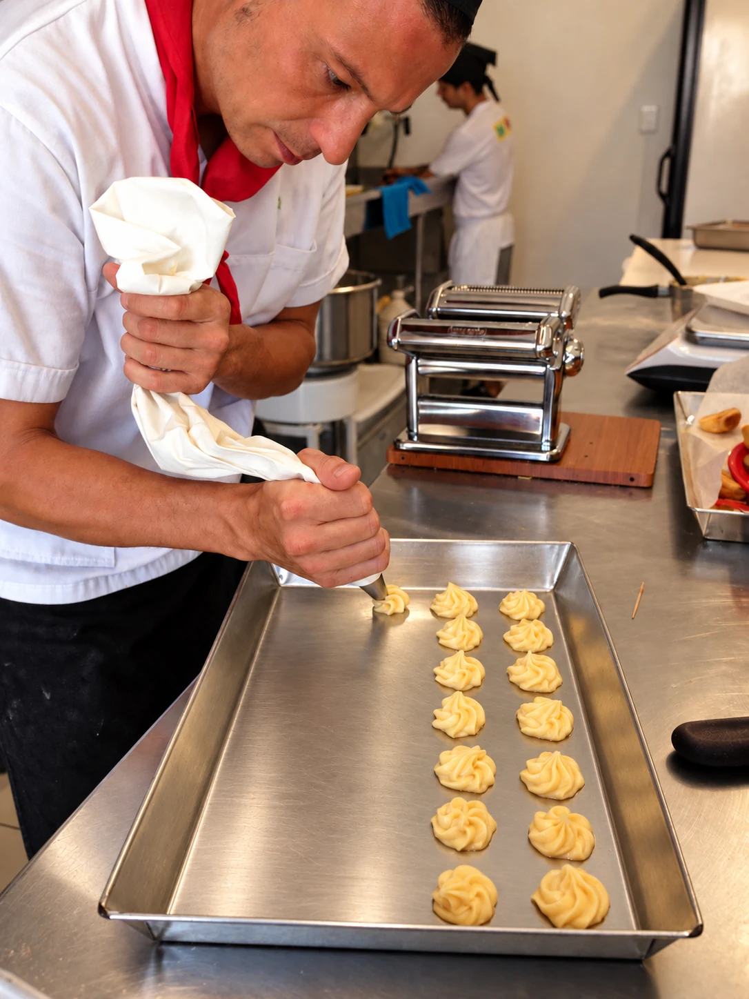 Elaboración artesanal de pastelería en el laboratorio de La Caffetteria